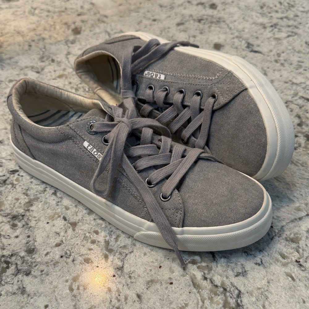 Gray Täōs Sneakers